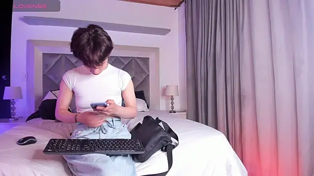 Brenda Tina online show from December 2025 09:22:02 PM