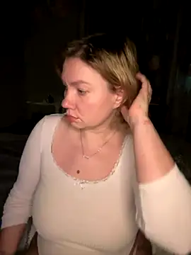 Snapshot of Lola_kiss_me chatting on December 2025 09:20:02 PM Lola kiss me online show from December 2025 09:20:02 PM