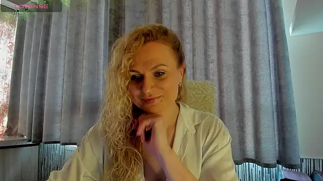 Snapshot of LanaLight_x chatting on May 2026 12:33:02 PM LanaLight x online show from May 2026 12:33:02 PM