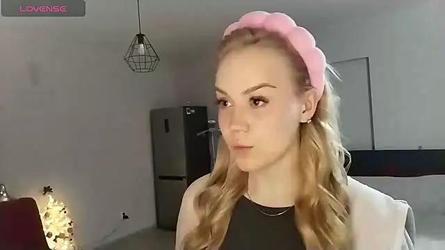 LunaPeony online show from December 2025 09:11:02 PM