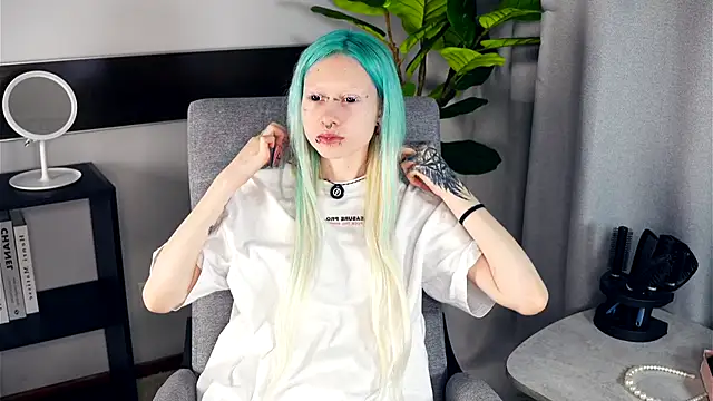 Snapshot of RendaBacke chatting on December 2025 10:35:01 AM RendaBacke online show from December 2025 10:35:01 AM