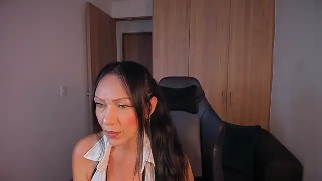 Snapshot of Cleoember_ chatting on February 2026 06:37:01 PM Cleoember online show from February 2026 06:37:01 PM