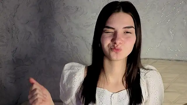 Laura Sunday online show from March 2026 12:32:01 PM