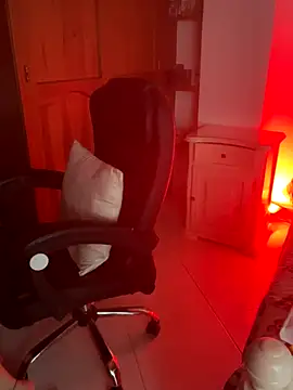 Snapshot of EmiHarrys chatting on December 2025 10:14:01 PM EmiHarrys online show from December 2025 10:14:01 PM