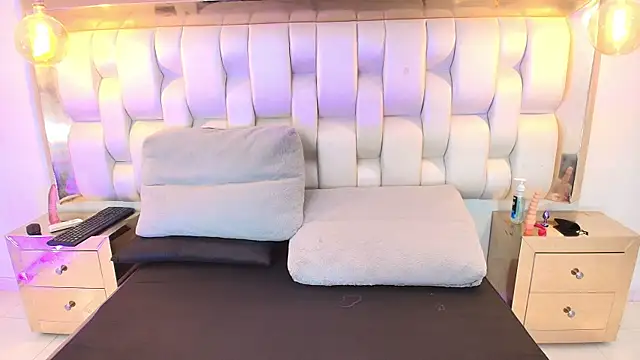 Snapshot of AprillRoss chatting on January 2026 05:27:02 PM AprillRoss online show from January 2026 05:27:02 PM