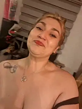 Snapshot of Magenta_Moon chatting on January 2026 11:43:02 PM Magenta Moon online show from January 2026 11:43:02 PM