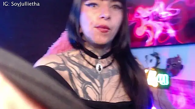 Snapshot of Julls420_ chatting on February 2026 04:33:02 AM Julls420 online show from February 2026 04:33:02 AM