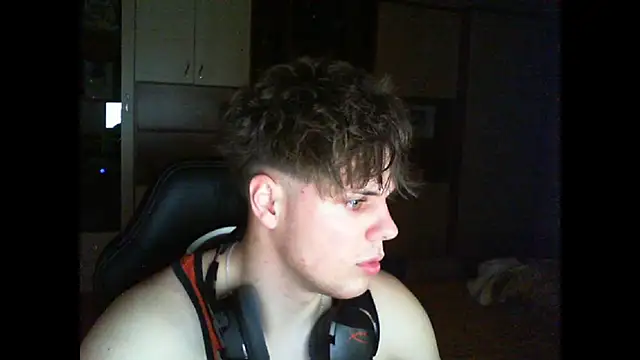 GymGuy0505 online show from December 2025 10:37:02 PM