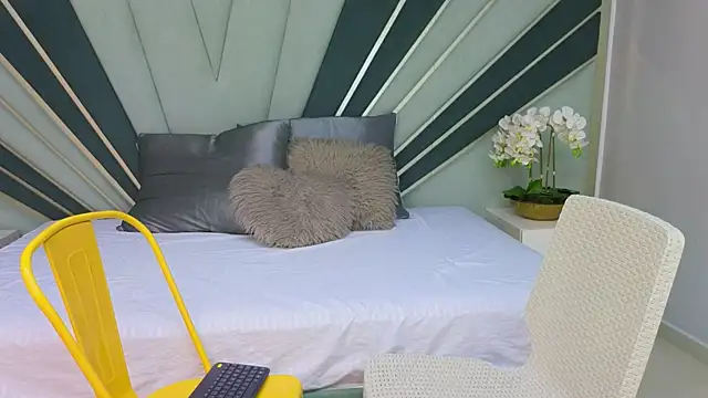 Snapshot of DulceeEsmeralda chatting on February 2026 01:51:01 PM DulceeEsmeralda online show from February 2026 01:51:01 PM