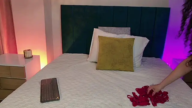 Snapshot of PaulinaSaint chatting on December 2025 01:02:01 AM PaulinaSaint online show from December 2025 01:02:01 AM