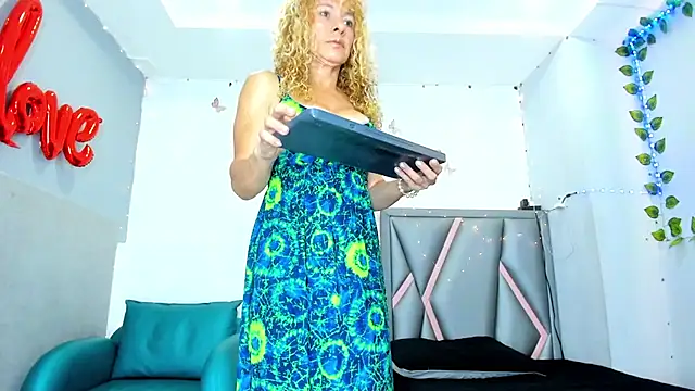 Esterlindez online show from July 2026 08:08:02 PM