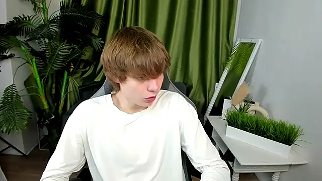 andyyzzz online show from July 2026 06:59:01 PM