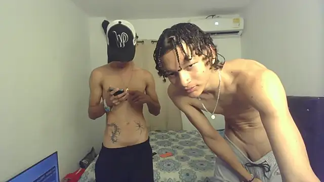 Snapshot of pocket_loversxxx chatting on February 2026 04:00:01 AM pocket loversxxx online show from February 2026 04:00:01 AM