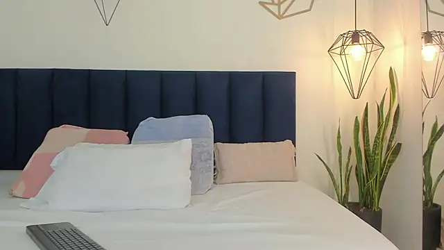 mayaevansmg online show from February 2026 12:09:01 PM