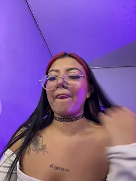 Snapshot of queen_of_you_heart chatting on July 2026 11:22:01 PM queen of you heart online show from July 2026 11:22:01 PM