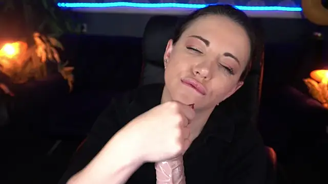 Dafni Monn online show from November 2025 01:47:02 PM