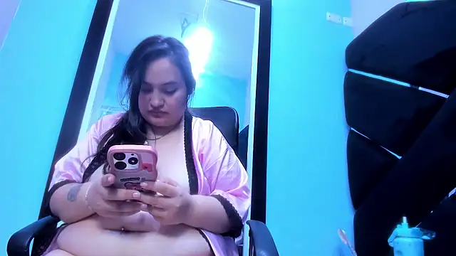 Snapshot of MiaRouss69 chatting on April 2026 07:45:01 AM MiaRouss69 online show from April 2026 07:45:01 AM