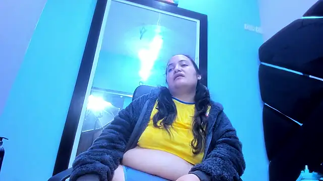 Snapshot of MiaRouss69 chatting on April 2026 05:36:02 AM MiaRouss69 online show from April 2026 05:36:02 AM