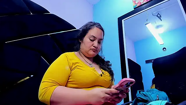 Snapshot of MiaRouss69 chatting on May 2026 10:20:02 AM MiaRouss69 online show from May 2026 10:20:02 AM