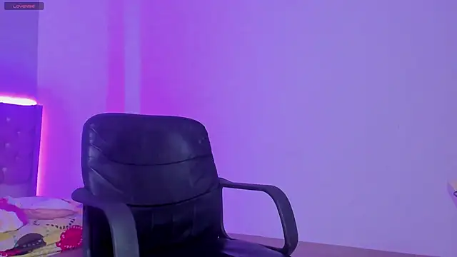 Snapshot of kitty_violet11 chatting on April 2026 01:00:02 AM kitty violet11 online show from April 2026 01:00:02 AM