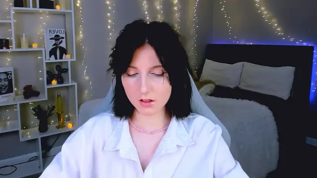 Snapshot of KikaOsterman chatting on February 2026 06:50:01 PM KikaOsterman online show from February 2026 06:50:01 PM