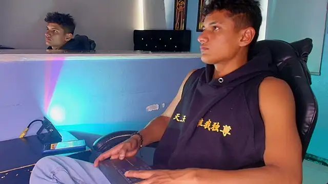 Jamesshott  online show from January 2026 07:50:01 PM