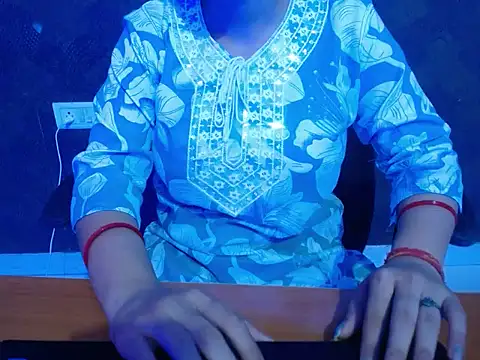 Snapshot of pari_04 chatting on June 2026 07:43:01 AM pari 04 online show from June 2026 07:43:01 AM