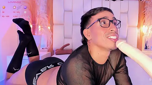 Snapshot of Mr_aronnn_ chatting on February 2026 01:53:02 AM Mr aronnn online show from February 2026 01:53:02 AM