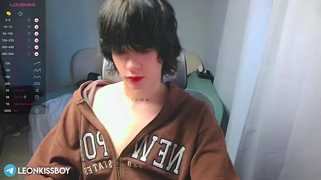 Snapshot of LeonBoykisser chatting on March 2026 05:35:01 AM LeonBoykisser online show from March 2026 05:35:01 AM