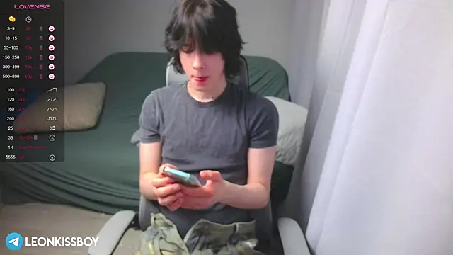 Snapshot of LeonBoykisser chatting on March 2026 10:08:01 AM LeonBoykisser online show from March 2026 10:08:01 AM