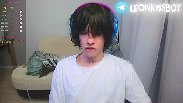 Snapshot of LeonBoykisser chatting on April 2026 12:49:02 AM LeonBoykisser online show from April 2026 12:49:02 AM