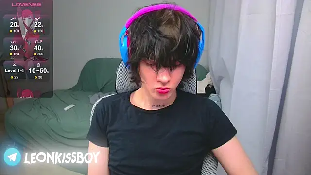 Snapshot of LeonBoykisser chatting on April 2026 04:08:02 AM LeonBoykisser online show from April 2026 04:08:02 AM