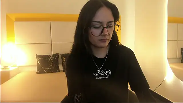 NiccolleHall online show from February 2026 01:33:02 PM