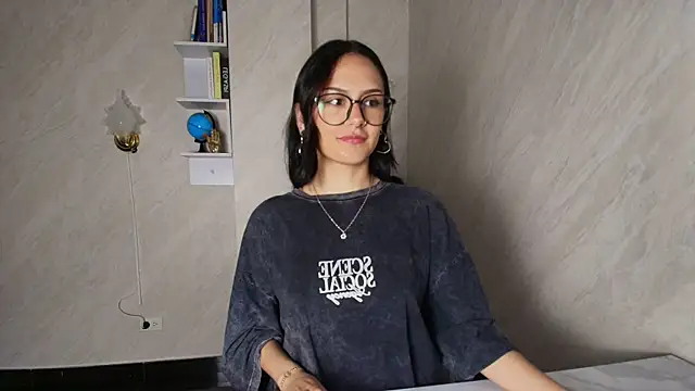 NiccolleHall online show from March 2026 01:37:02 PM