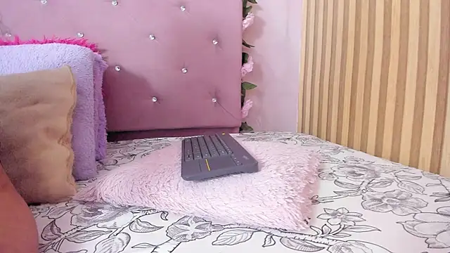 Snapshot of lovely__kiss__ chatting on June 2026 06:24:02 PM lovely kiss online show from June 2026 06:24:02 PM
