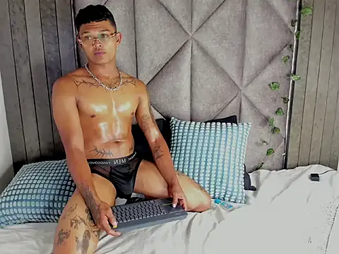 Snapshot of AndrewKenoxx_ chatting on February 2026 07:36:01 PM AndrewKenoxx online show from February 2026 07:36:01 PM