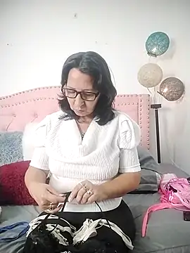 Snapshot of RosseLaure chatting on February 2026 02:07:02 AM RosseLaure online show from February 2026 02:07:02 AM