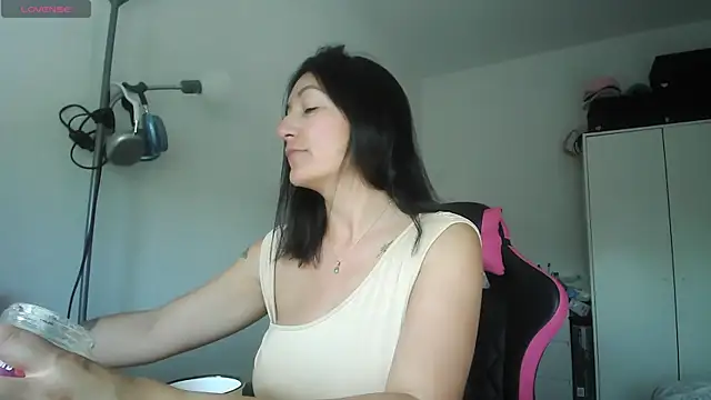 Snapshot of Yulian_Milf chatting on May 2026 02:46:01 PM Yulian Milf online show from May 2026 02:46:01 PM