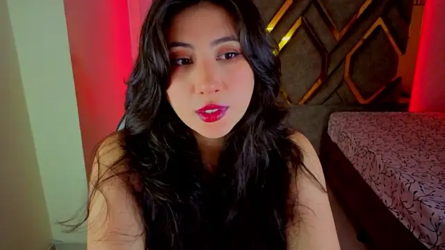 Snapshot of Luvienne chatting on February 2026 08:07:02 PM Luvienne online show from February 2026 08:07:02 PM