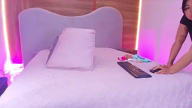 shaina adams online show from February 2026 12:06:02 PM