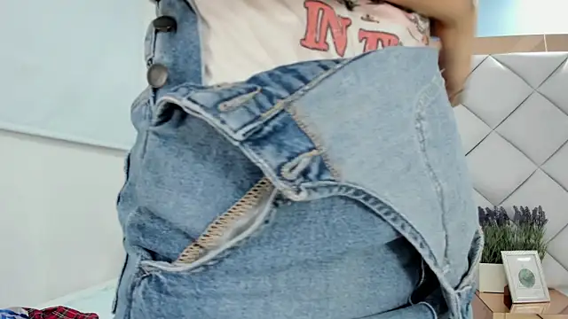 crystalstonee online show from April 2026 09:43:01 PM