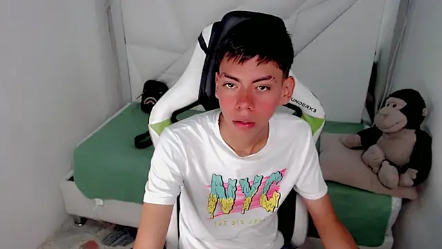 Snapshot of Liarr_ chatting on February 2026 08:14:02 PM Liarr online show from February 2026 08:14:02 PM