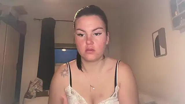 kiaraaaa75 online show from April 2026 06:42:01 PM