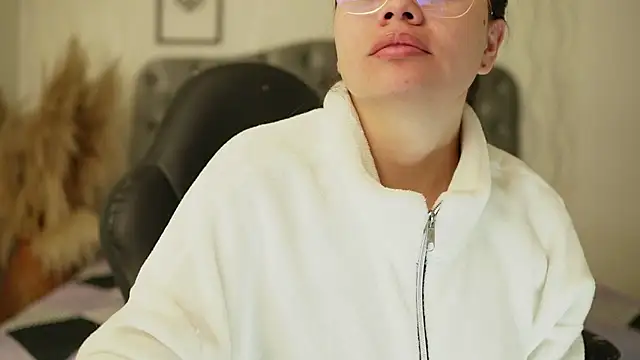 Snapshot of katt_eyes_ chatting on February 2026 01:05:02 PM katt eyes online show from February 2026 01:05:02 PM