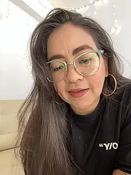 Snapshot of alisbloom chatting on February 2026 05:42:02 PM alisbloom online show from February 2026 05:42:02 PM