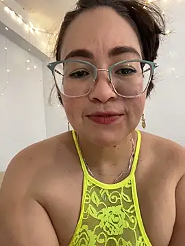 Snapshot of alisbloom chatting on March 2026 06:14:01 PM alisbloom online show from March 2026 06:14:01 PM