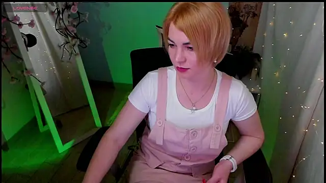 Snapshot of CuttieEmma chatting on May 2026 07:35:02 AM CuttieEmma online show from May 2026 07:35:02 AM