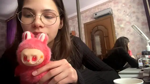 Snapshot of EdythRozier chatting on February 2026 12:11:01 PM EdythRozier online show from February 2026 12:11:01 PM