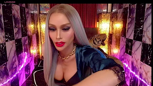 Snapshot of SeductiveSamanthaTS chatting on May 2026 05:42:04 PM SeductiveSamanthaTS online show from May 2026 05:42:04 PM