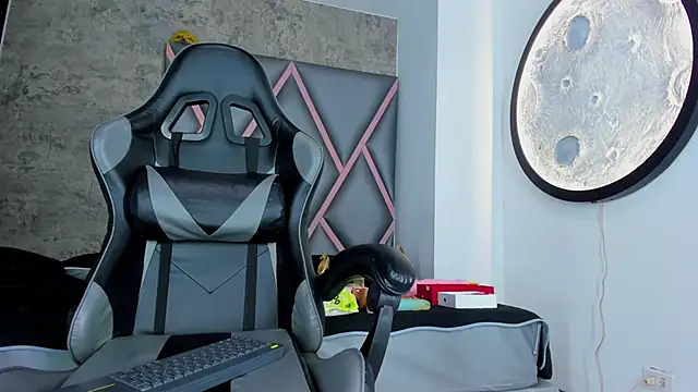 Snapshot of Emily-Queen03 chatting on February 2026 11:39:01 AM Emily-Queen03 online show from February 2026 11:39:01 AM